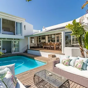 White Waves House Bloubergstrand